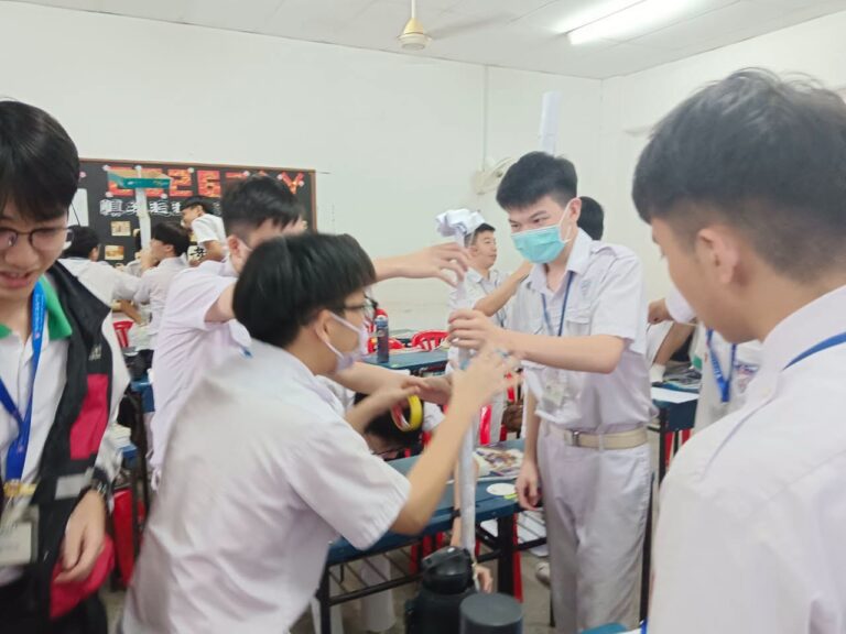 学生分组合作制作高塔，在实作过程中培养团队合作与问题解决能力。2