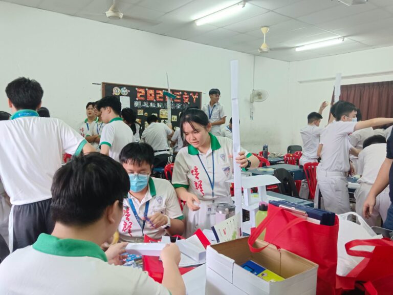 学生分组合作制作高塔，在实作过程中培养团队合作与问题解决能力。3