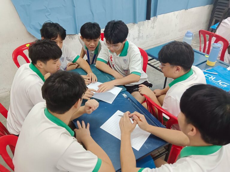 学生分组讨论创作构思，交流想法与设计理念。