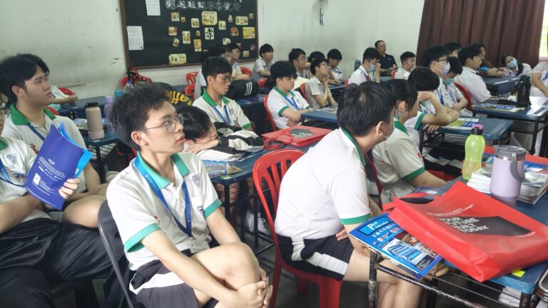 学生在专心聆听工作坊内容。