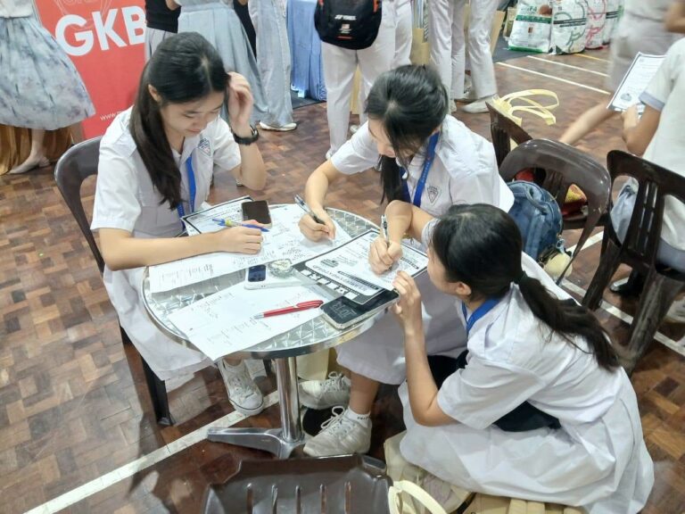 学生认真填写学习单，记录参访过程中的学习与收获。