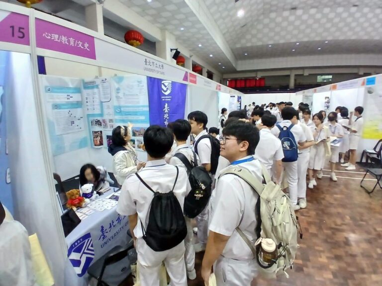 学生走学生向教育机构了解课程。
