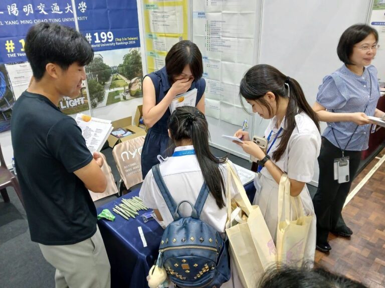 学生走学生向教育机构了解课程。2