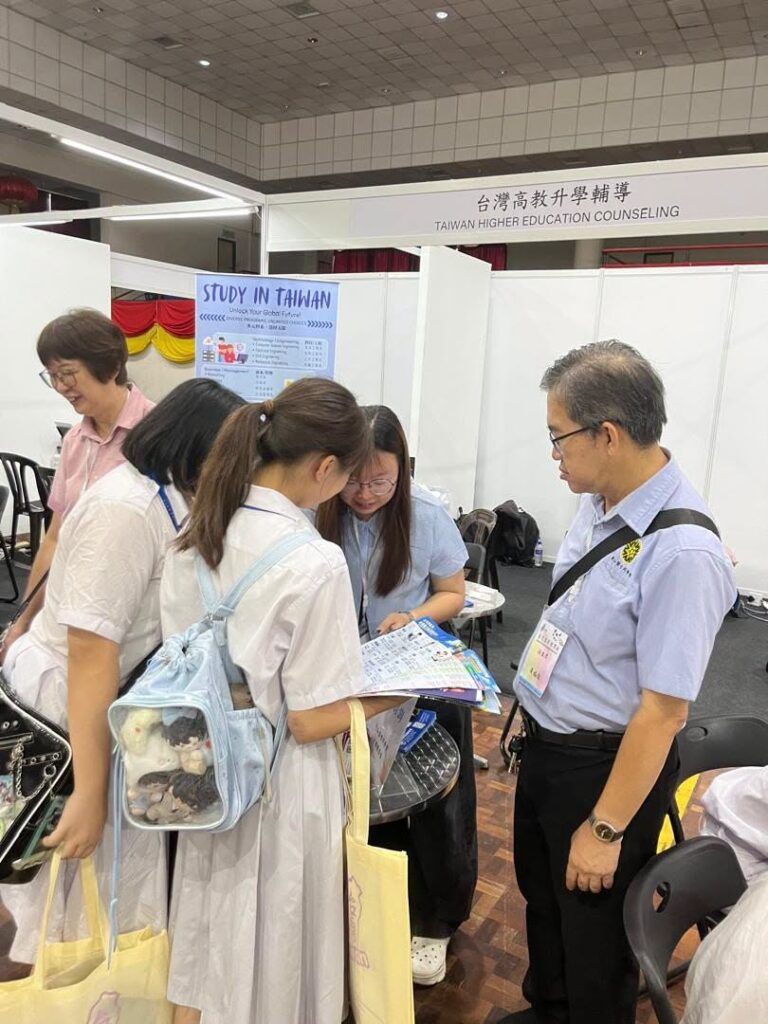 学生走学生向教育机构了解课程。3