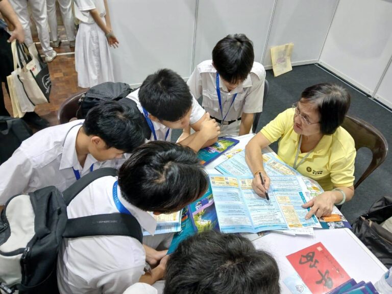 学生走学生向教育机构了解课程。4