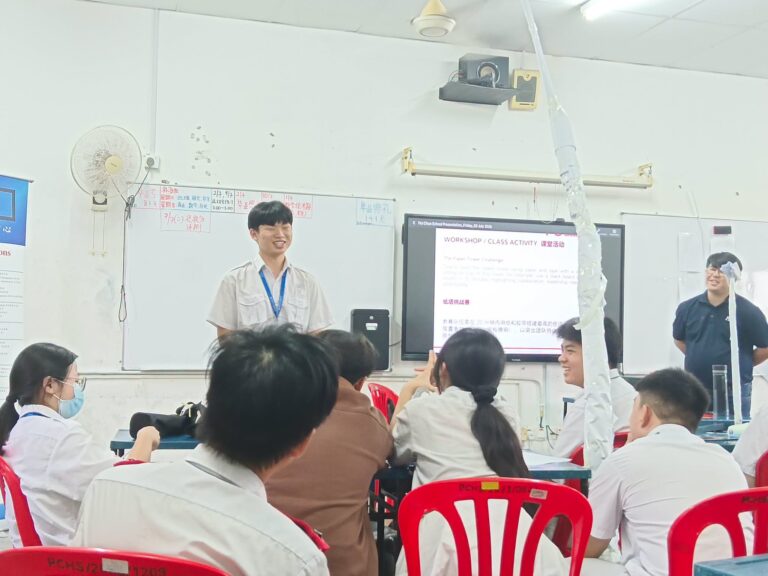 学生进行分享自己的想法与设计理念。2