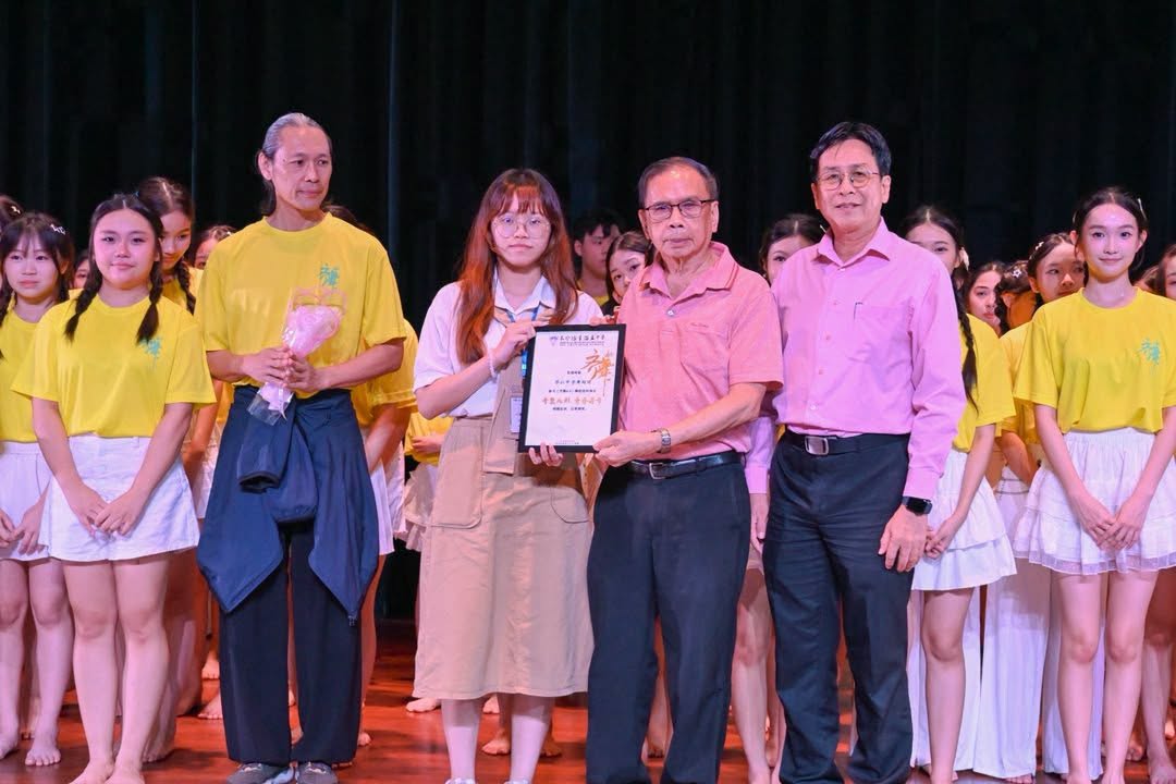 林青赋董事长 代表颁赠感谢状予《齐舞4.0》参演单位 华仁中学舞蹈团，由顾问老师蔡怡涵老师代表接领
