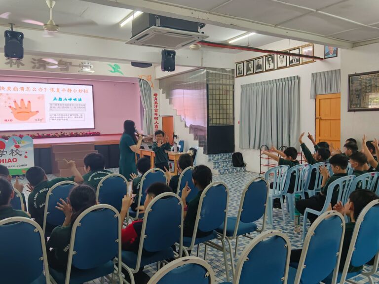 罗老师带领学生一同示范练习“5指山呼吸法”，帮助学生掌握舒缓压力、稳定情绪的技巧，在面对挑战时能够更加从容应对。
