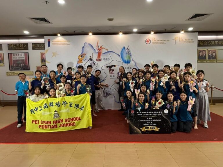 赛后，指导老师刘杰仁、林煜凯（居中者）与顾问老师们一同与同学合影留念。