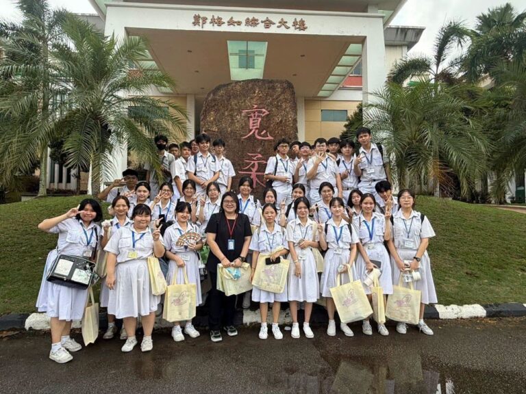高二文商智大合照