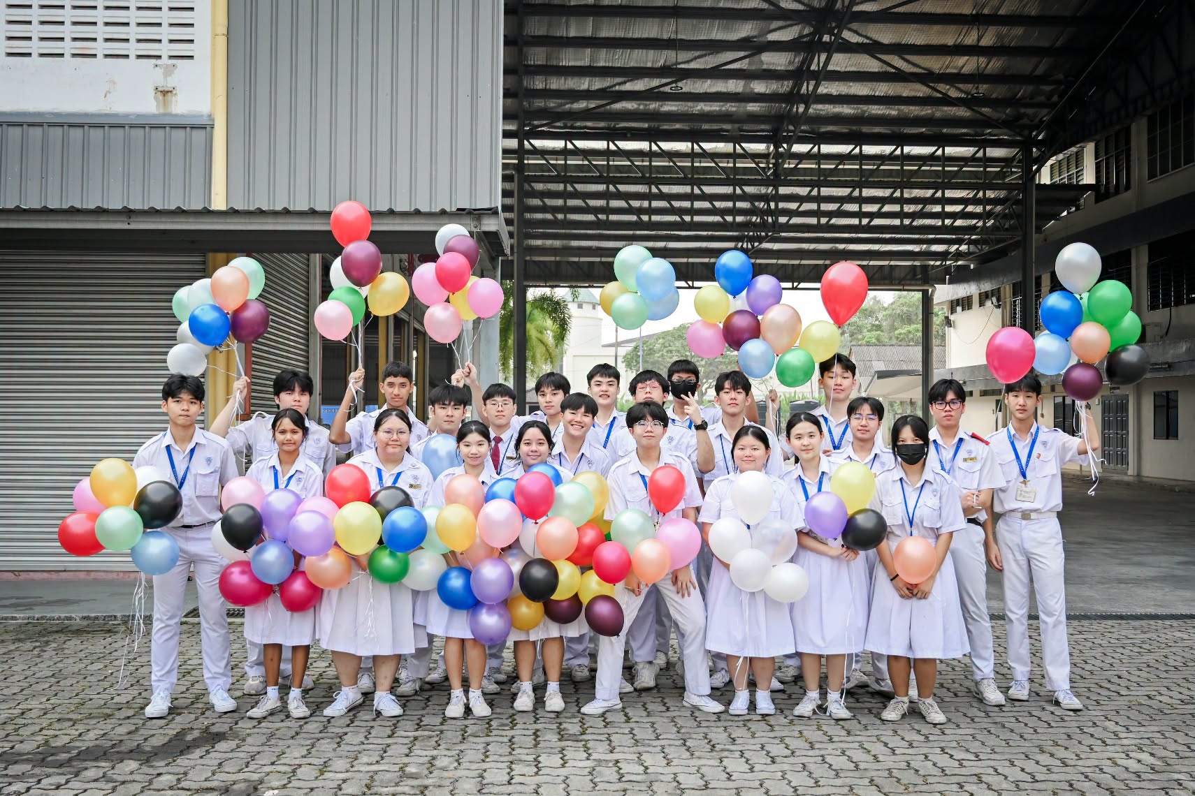 《感念师恩・放飞祝福》放飞气球活动，由高三文商智及高三文商诚同学协助筹备，负责气球的准备与整理工作，为活动顺利进行贡献一份力量。