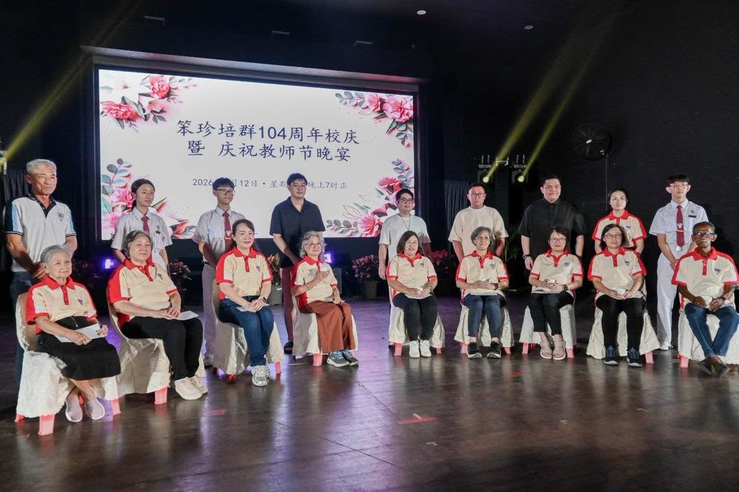 《茶承师恩》仪式中，校友也向目前仍在培群服务的资深教职员奉茶致敬，感谢他们多年来坚守教育岗位，陪伴一代又一代学生成长，延续培群尊师重道的传统。