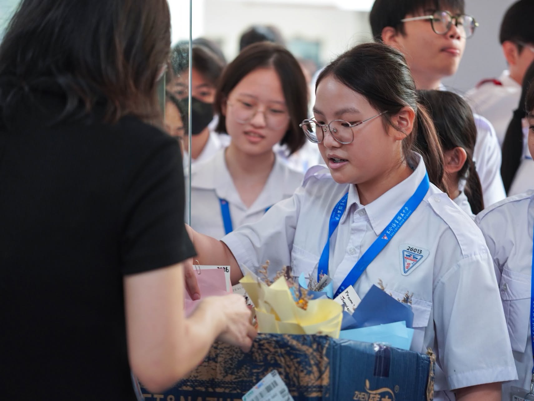 下课期间，学生们走进办公室，亲手将教师节礼物送到老师手中，以实际行动表达对师长的感谢与祝福，让校园处处洋溢着温暖的师生情谊。