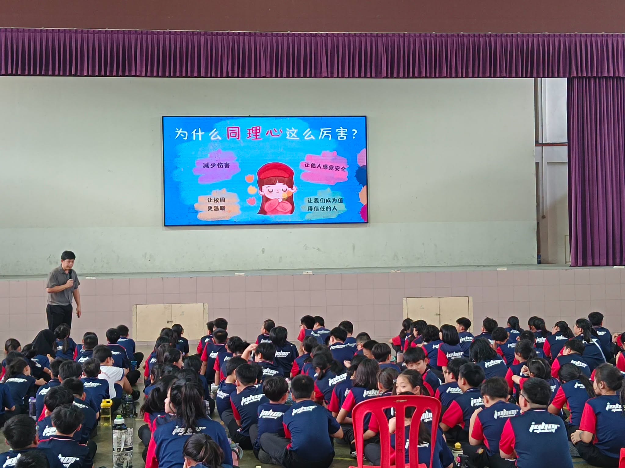 关振顺老师与学生分享“同理心”的重要性，引导学生学习站在他人的角度思考与感受，培养理解、尊重与关怀他人的态度。