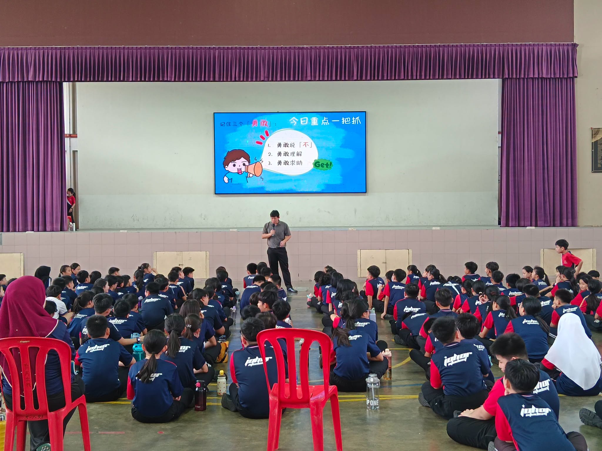 关振顺老师为讲座作最后总结与提醒，鼓励学生勇敢拒绝霸凌行为，同时学会理解、尊重与关怀身边的同学，共同营造友善、安全的校园环境。