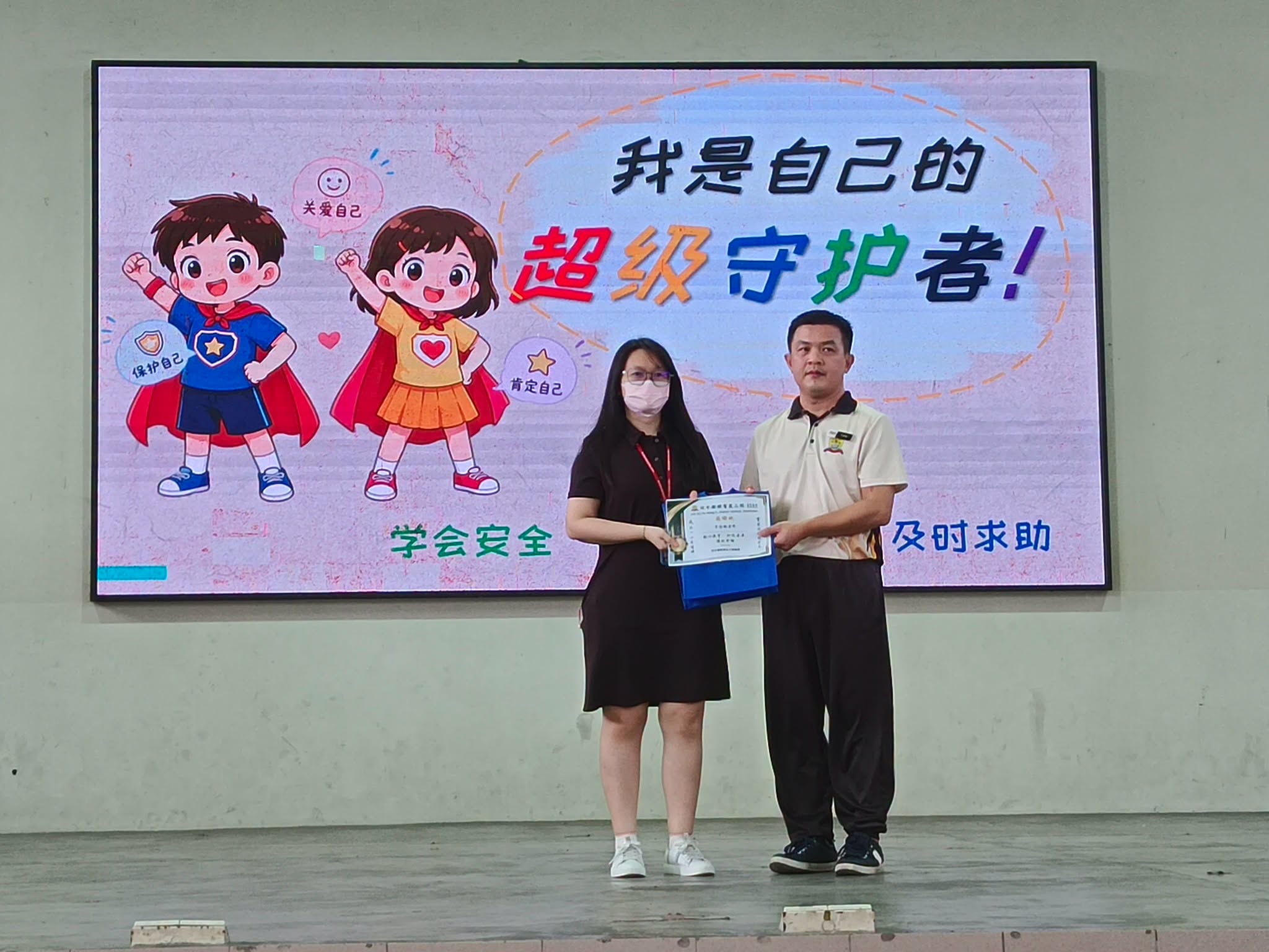 北干那那育民二校代表赠送纪念品予罗洁颖老师。