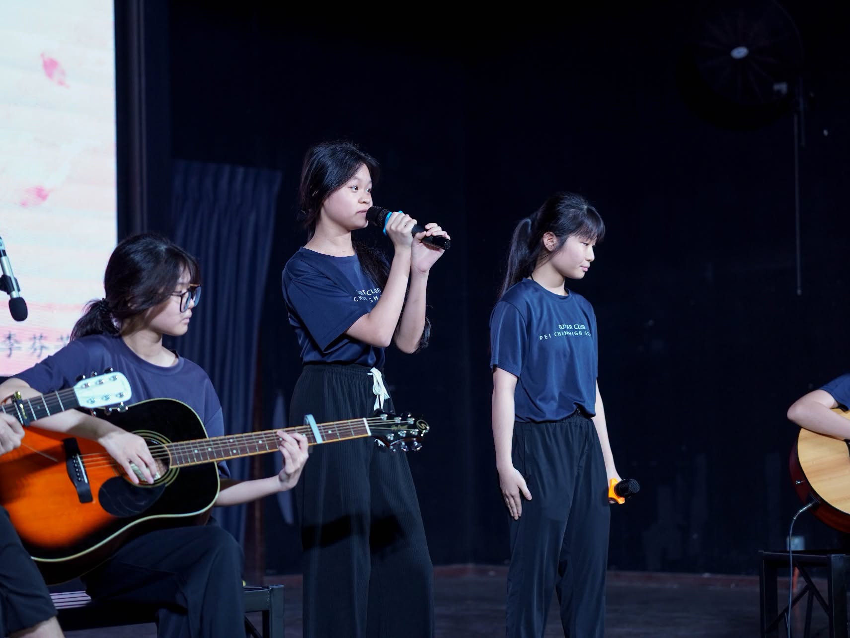 吉他社钟靓轩同学与陈柿恬同学献唱，配合吉他伴奏，以青春悠扬的歌声为老师们献上诚挚的教师节祝福。
