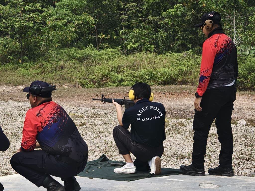 同学们亲身体验了真枪实弹的射击，丰富了实践经验