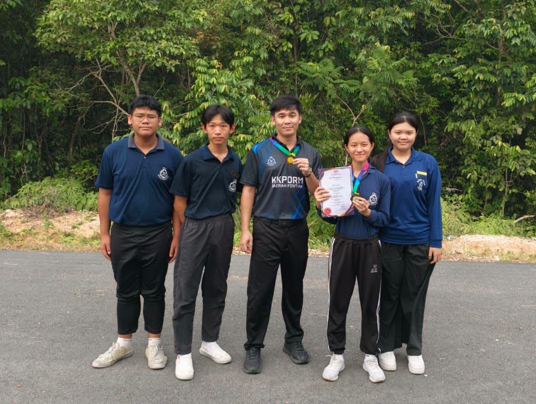 同学们会后与带队老师一同合照