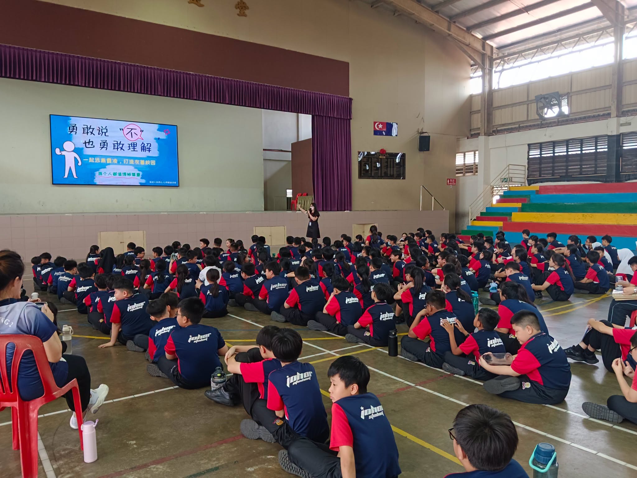培群独中辅导处罗洁颖老师担任主讲，为培侨小学200多名学生进行“勇敢说不，也勇敢理解”反霸凌辅导讲座。