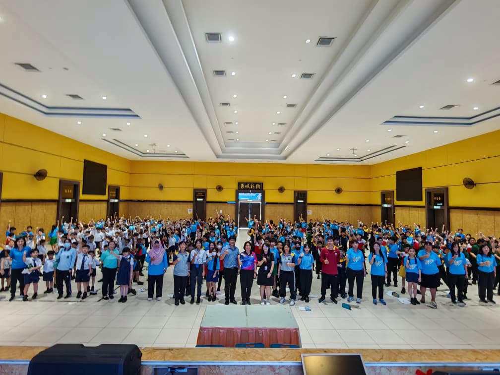培群独中辅导老师与民众华小师生合影留念。