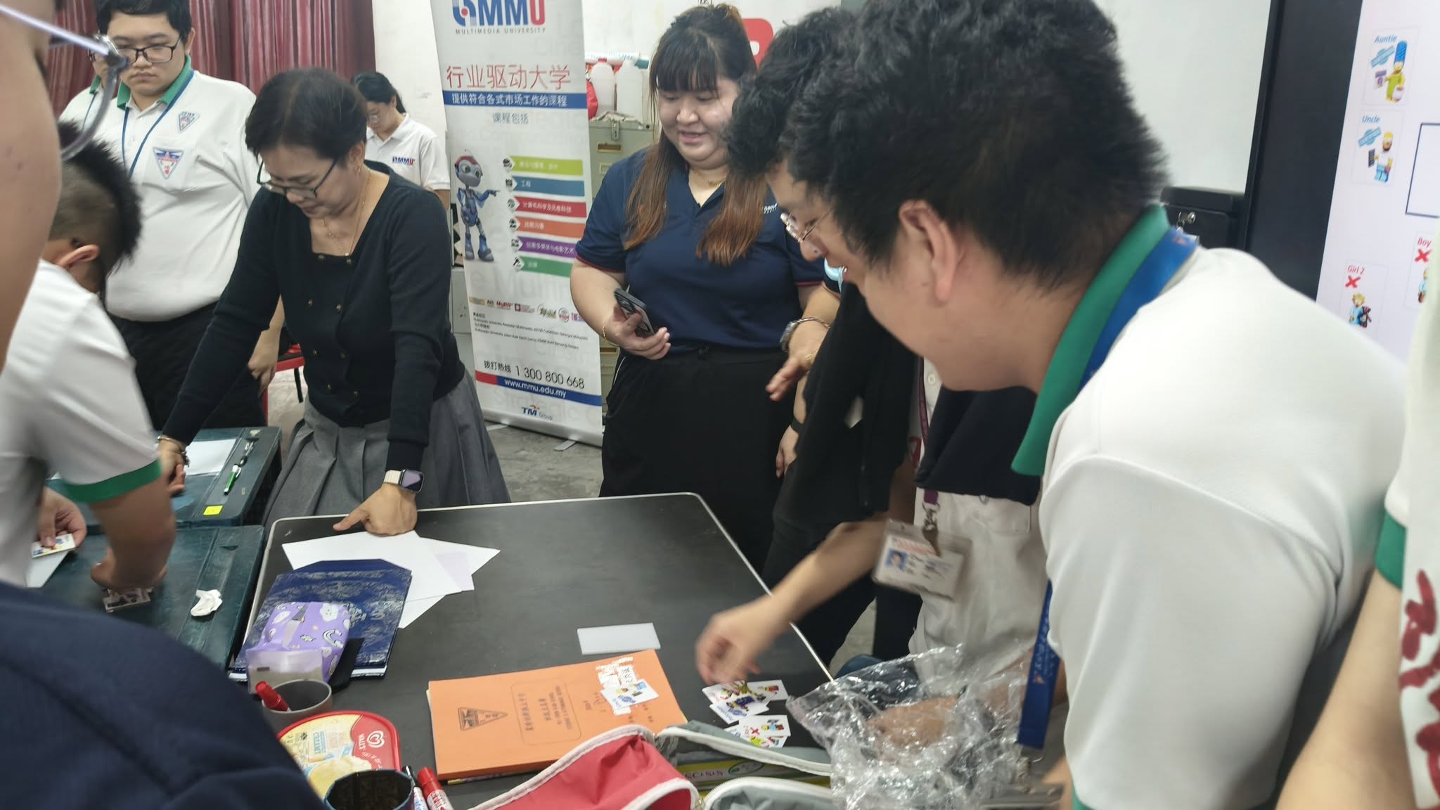学生分组探讨角色卡片挑战，通过讨论与合作寻找最佳解决方案。