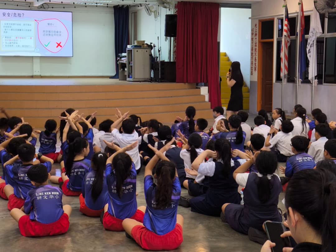 学生根据老师所提出的情境，以比划“正确”或“错误”的方式作答，在轻松互动中学习自我保护的方法。