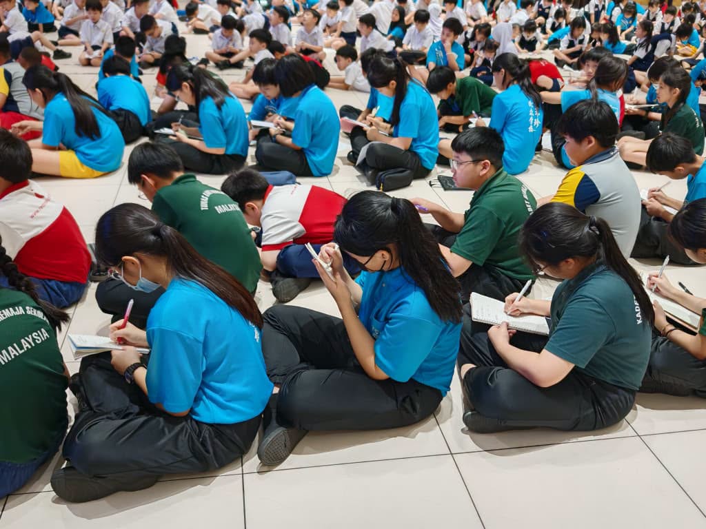 学生认真记录讲座内容，在学习过程中加深对反霸凌及自我保护的认识。