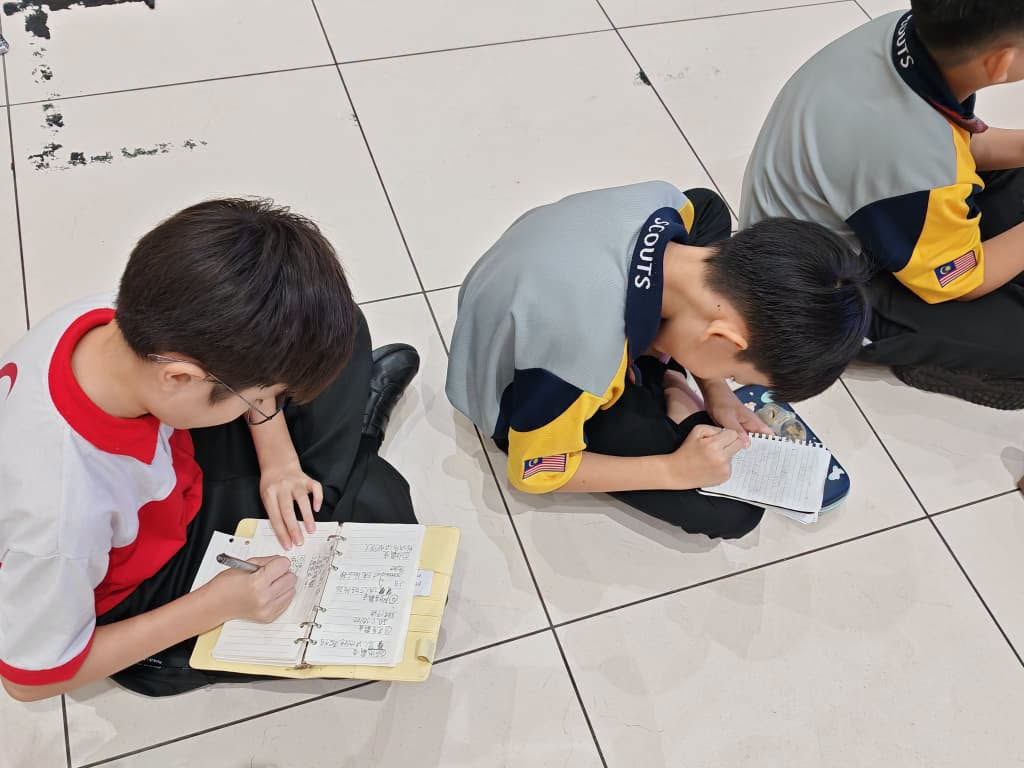 学生认真记录讲座内容，在学习过程中加深对反霸凌及自我保护的认识。2