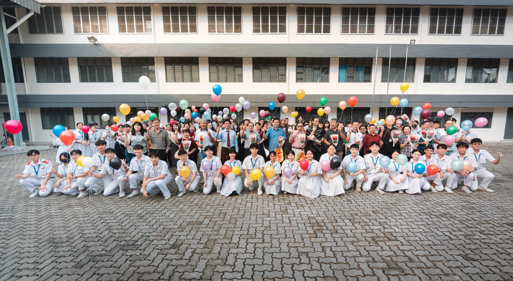 放飞祝福，感念师恩。气球承载着师生的感谢与祝福，缓缓升向蓝天。