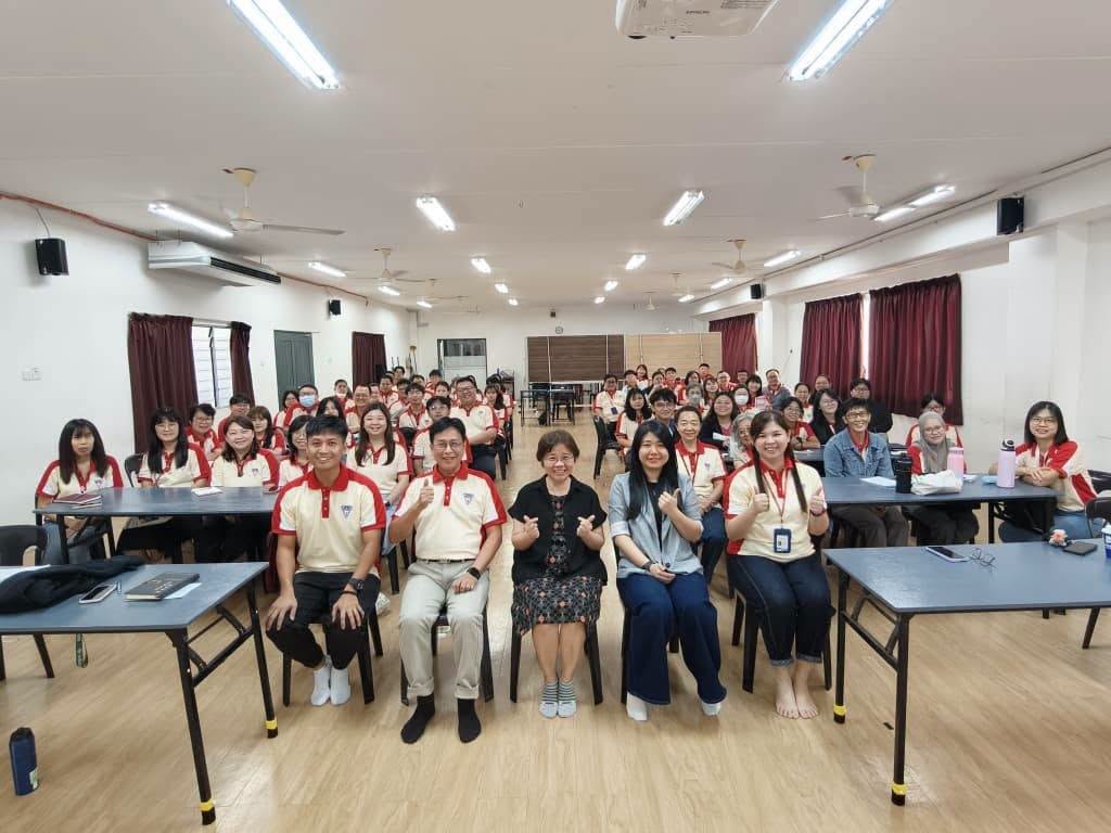 校长、主讲嘉宾及全体教职员于《教学专业日3.0》培训前合影留念。