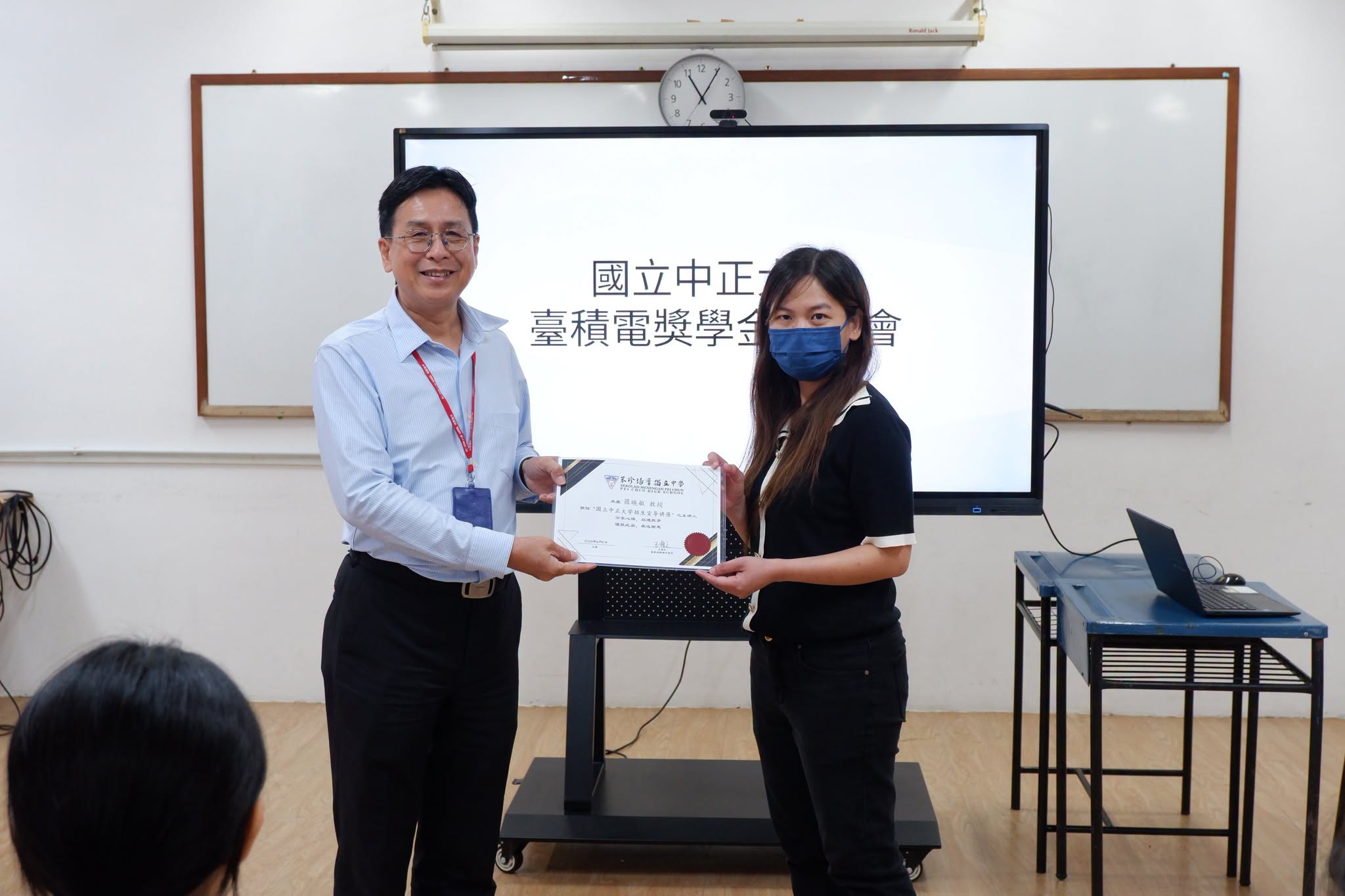 校长王桢文颁发感谢状予罗晓敏讲师，感谢其莅临本校进行升学宣导讲座。