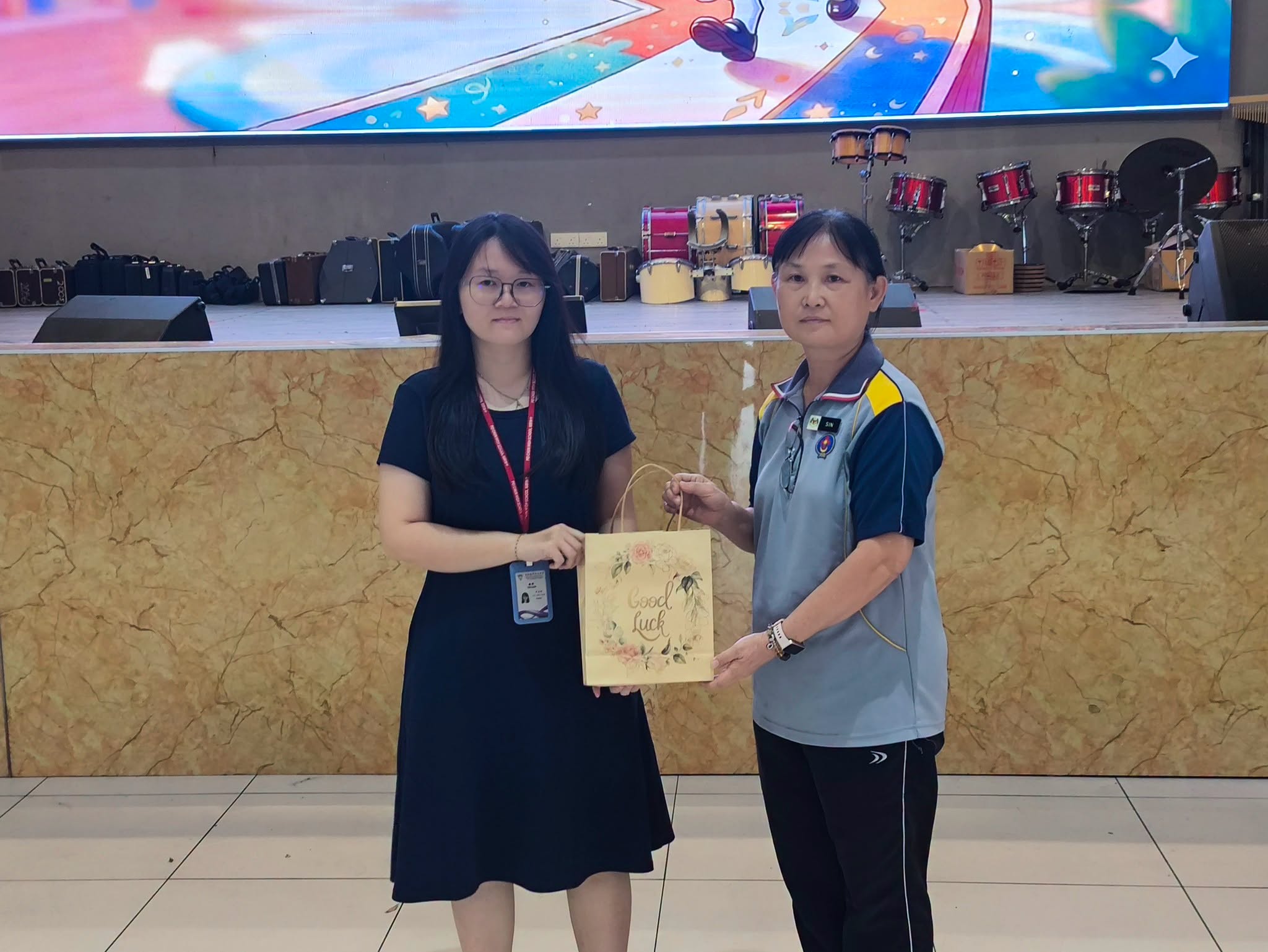 民众华小冼丽云副校长颁发纪念品予罗洁颖老师。