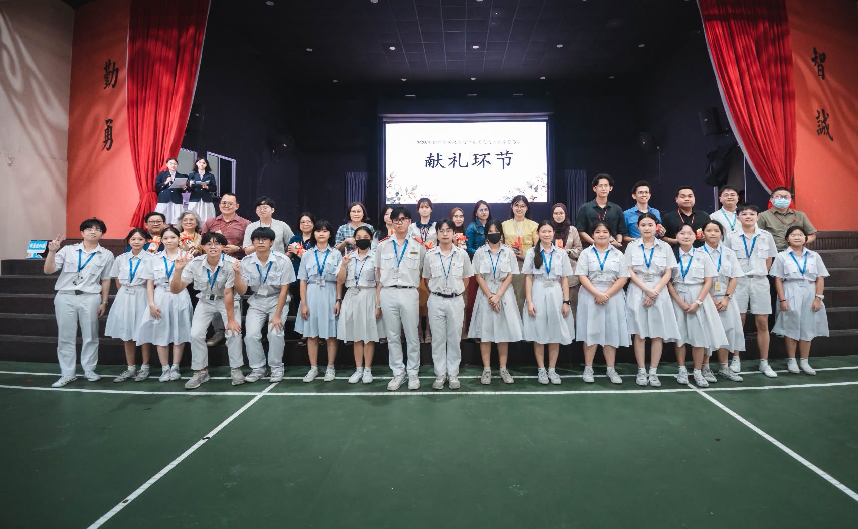 班长团代表献礼全体教师，学生代表将精心准备的礼物送给老师们，向师长表达最真挚的敬意与感谢。师生齐聚一堂，共同留下温馨而难忘的教师节回忆。3