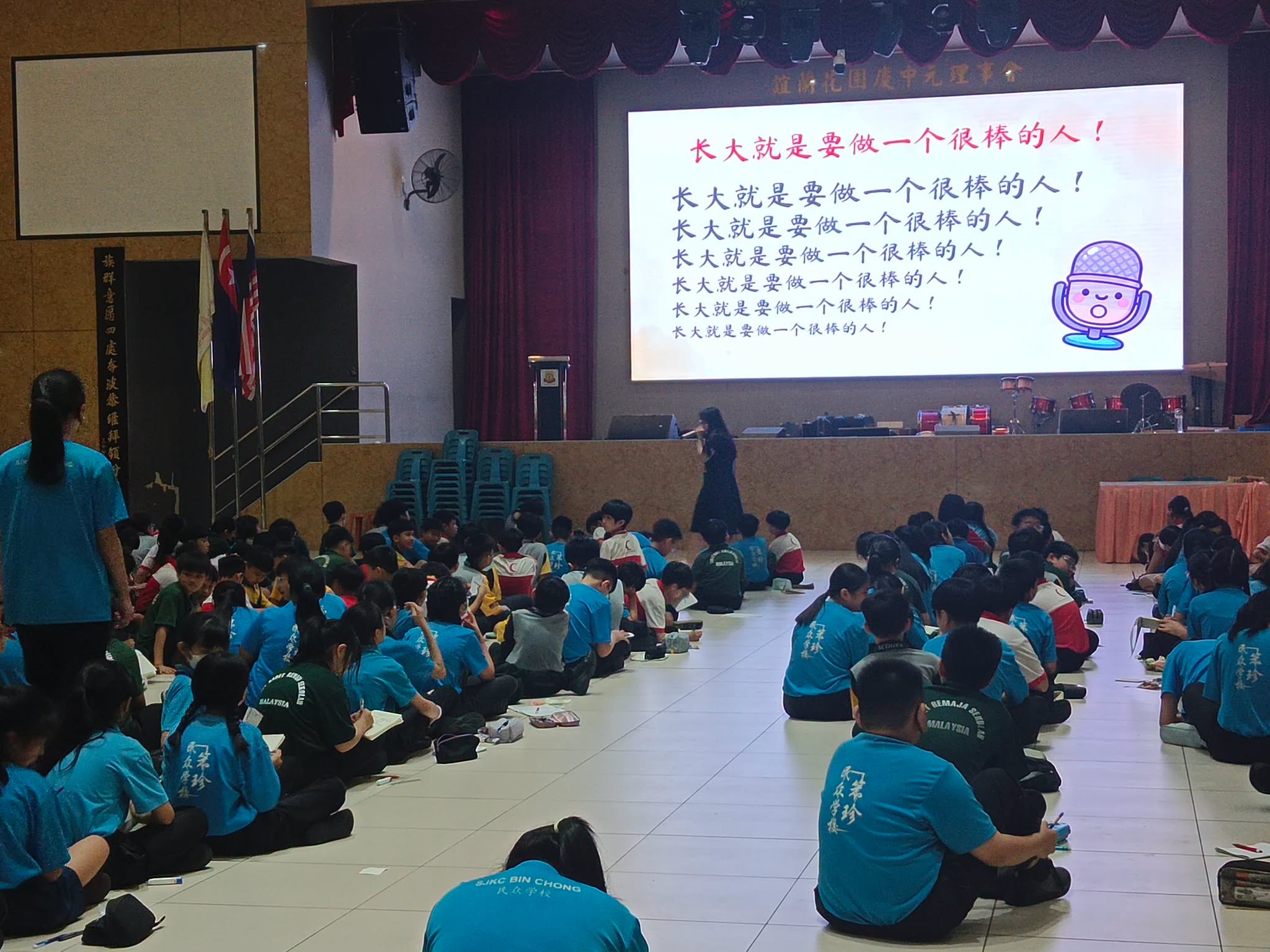 罗老师带领学生练习“五指山呼吸法”，学习调节情绪与安定身心。2