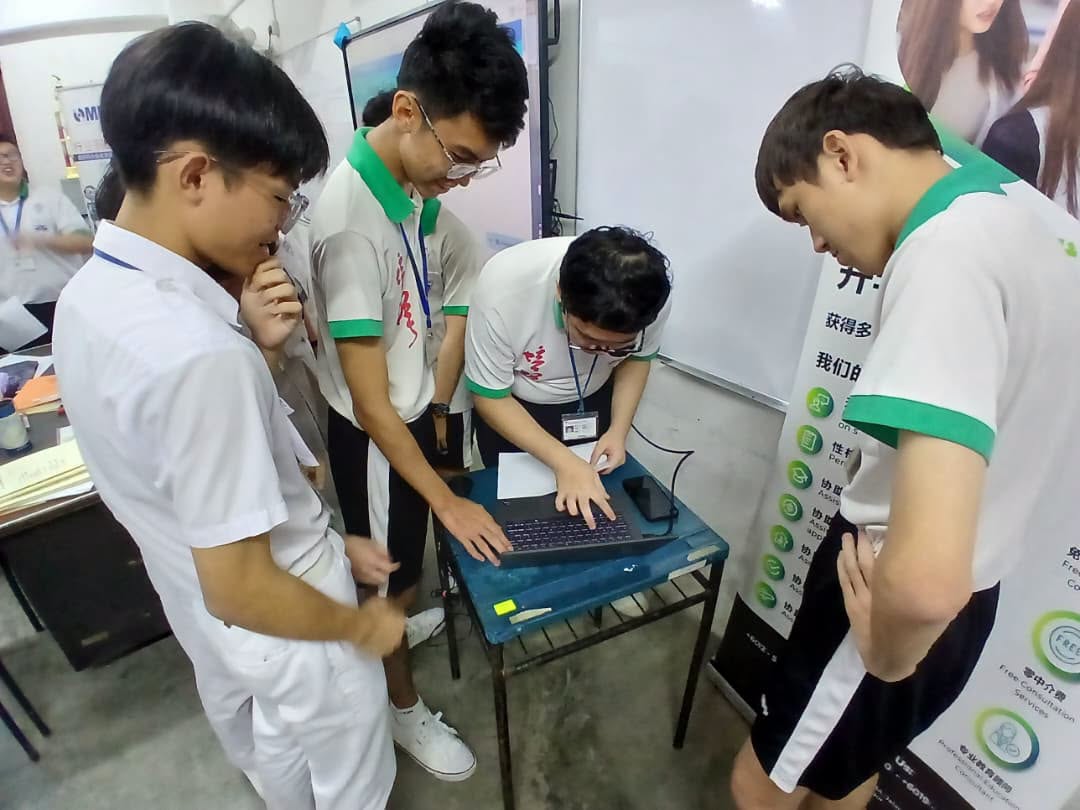 讲师从旁引导及协助学生分析卡片挑战，鼓励学生积极交流与提出不同解题思路。