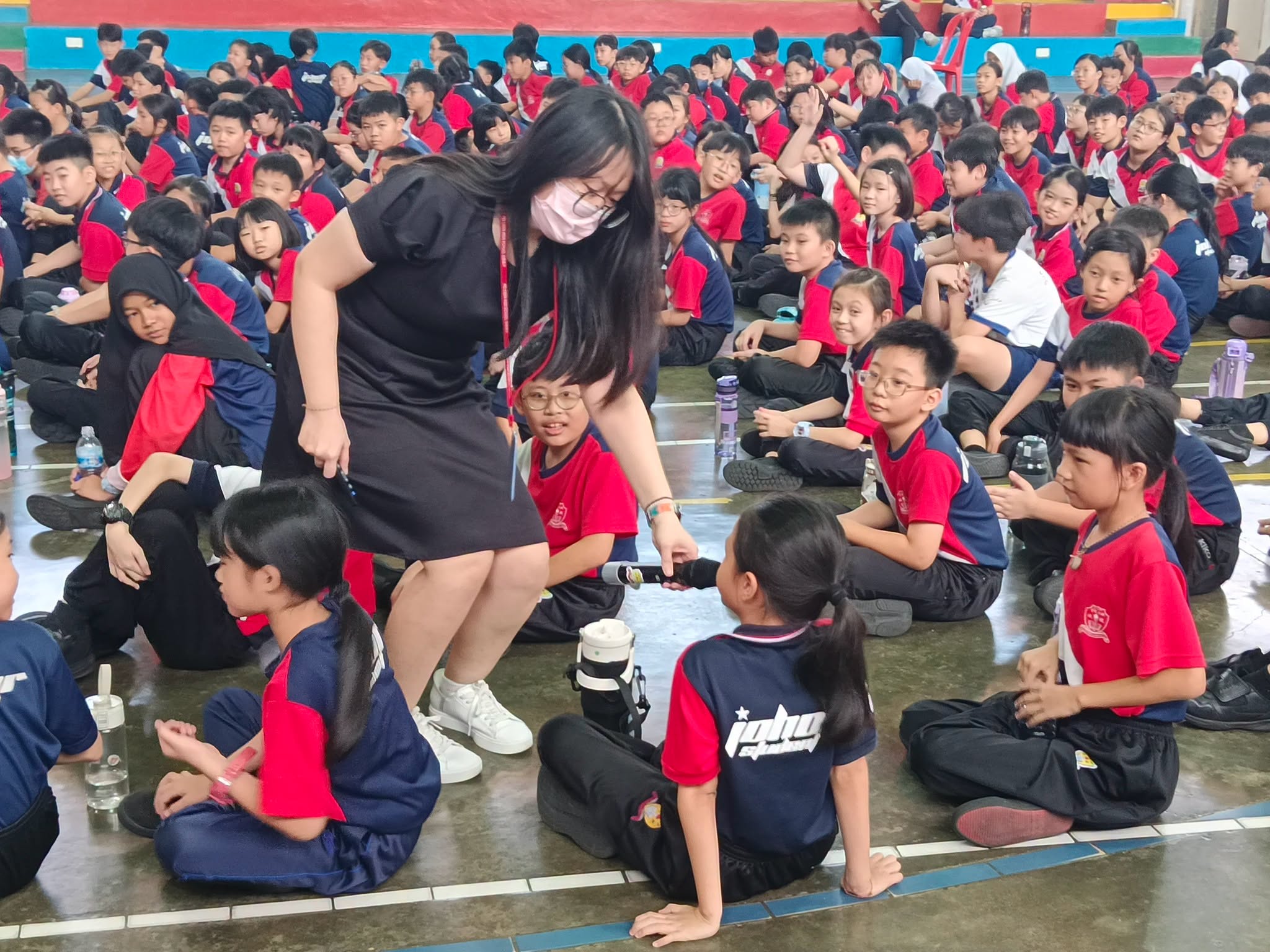 讲座过程中，罗老师通过提问与学生互动，学生们积极举手回答问题，现场反应热烈。