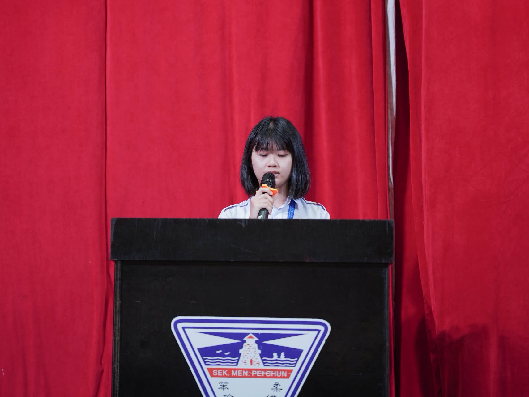 高三理曾婧仪同学以马来文致词，代表全体学生向老师们表达诚挚的感谢与教师节祝福，感谢师长们一路以来的教导、陪伴与付出。