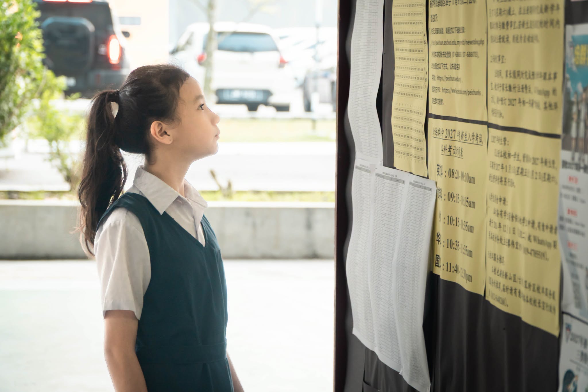 参加培群独中入学试的考生们正查询考场座位。
