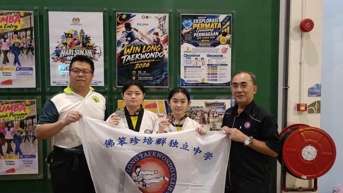 参赛学生与顾问老师郑宏兴（左一）、总教练梁忠龙（右一）赛后合影