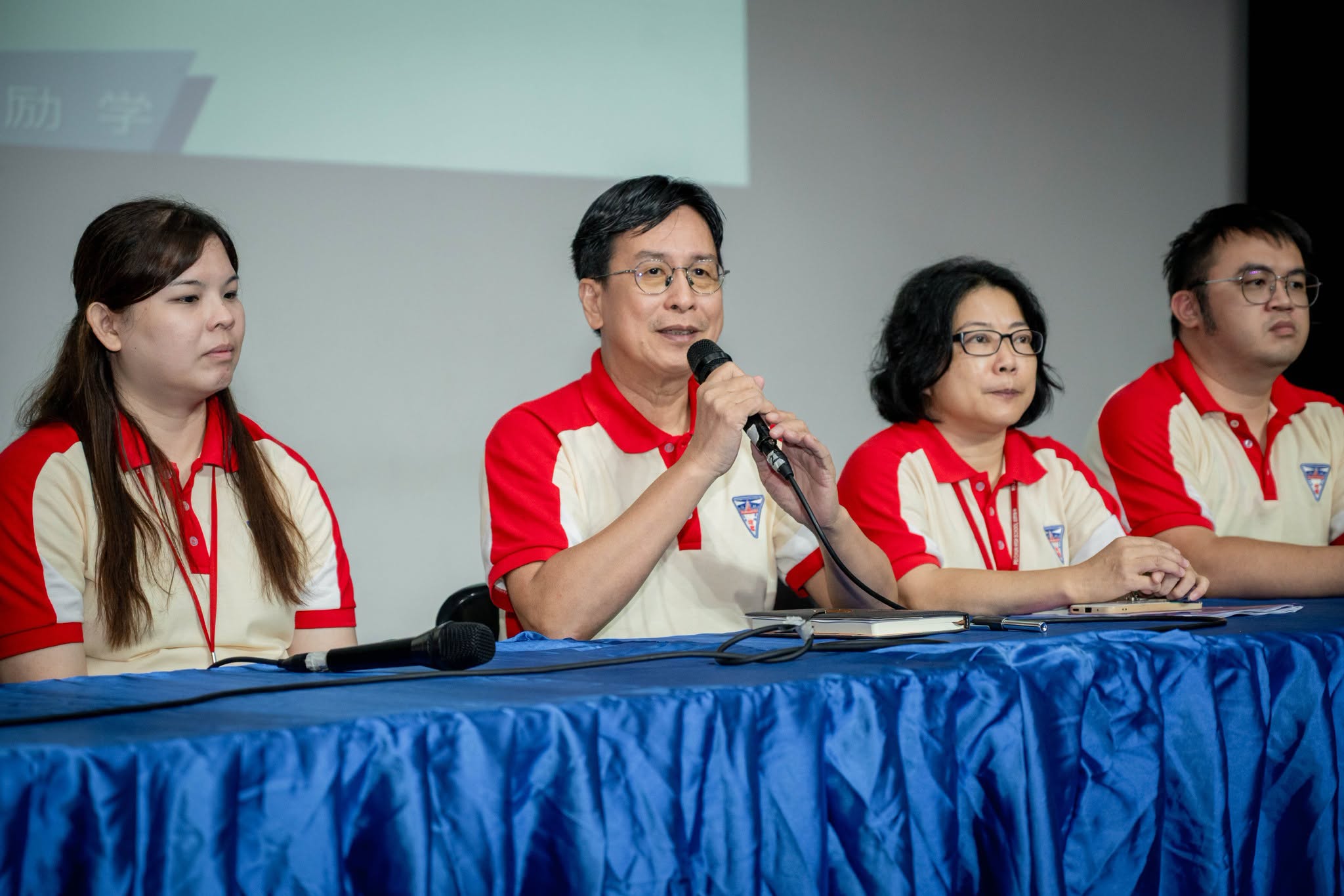 培群独中行政团队于家长交流会现场与家长真诚交流，凝聚家校共育合力。