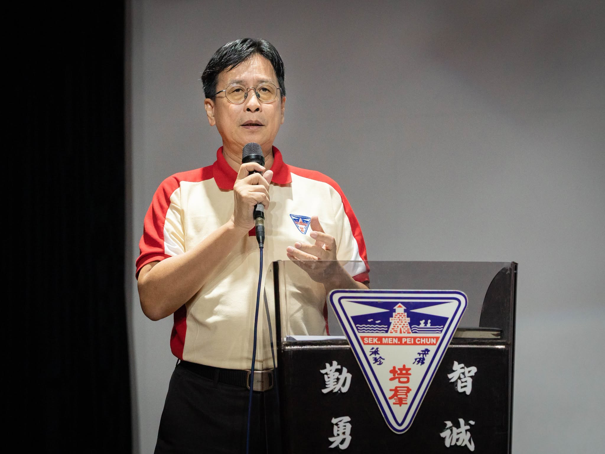王桢文校长详细讲解学校的教育理念与办学要求。