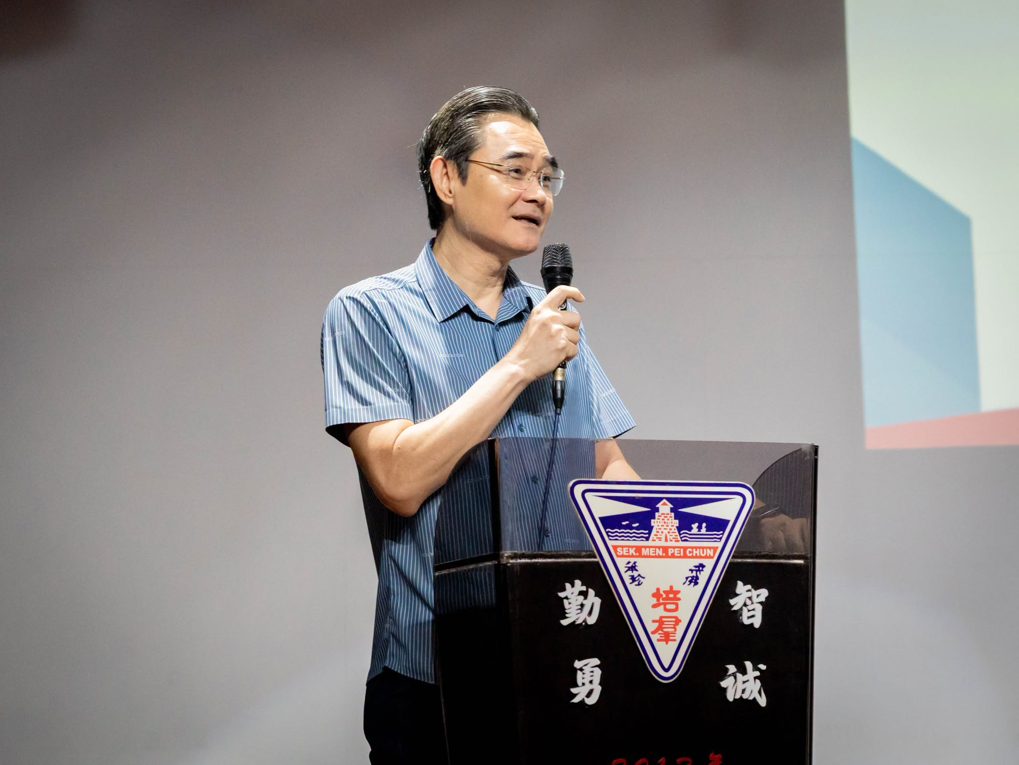 罗日良律师在家长交流会上致词，为活动拉开序幕。